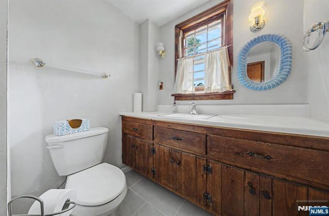 41 Poplar Street, Oakland, NJ 07436