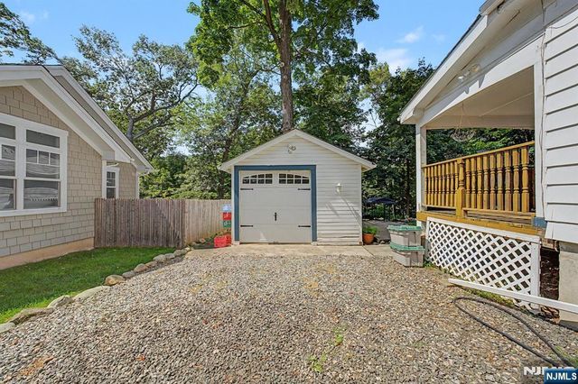41 Poplar Street, Oakland, NJ 07436