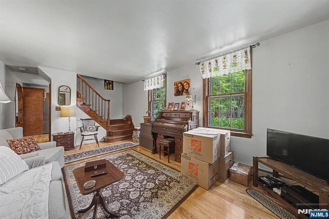 41 Poplar Street, Oakland, NJ 07436