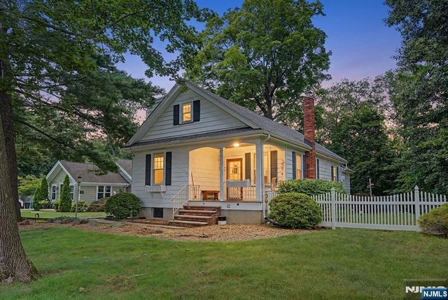 41 Poplar Street, Oakland, NJ 07436