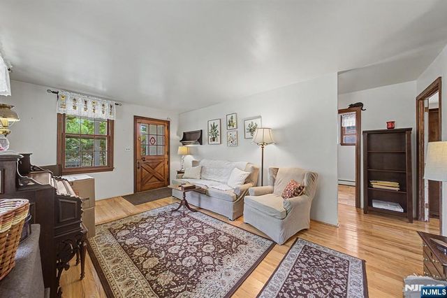 41 Poplar Street, Oakland, NJ 07436