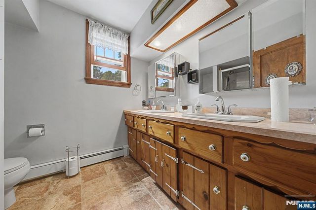 41 Poplar Street, Oakland, NJ 07436
