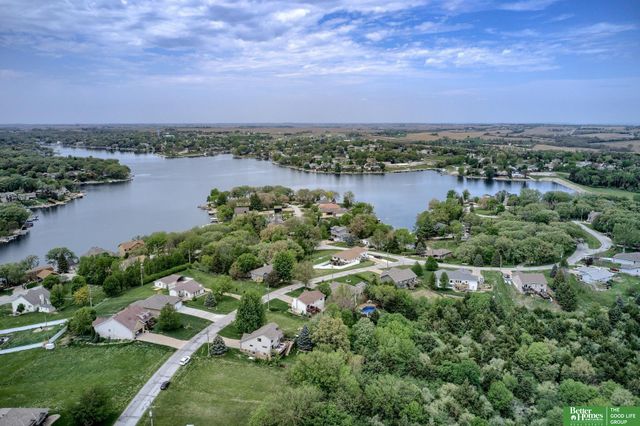 8883 Verdon Circle, Plattsmouth, NE 68048