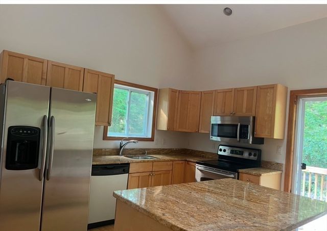 12 Cornwall Pl, Farmington, NH 03835