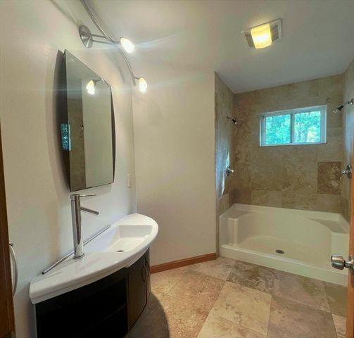 12 Cornwall Pl, Farmington, NH 03835