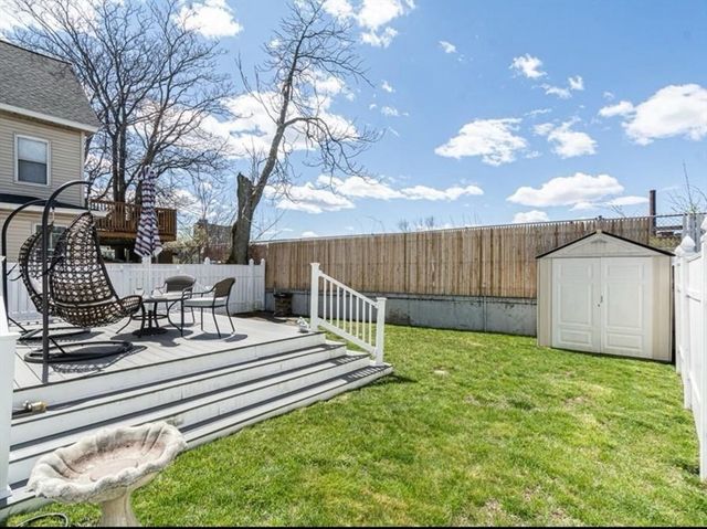 516 Lakeview Ave, Lowell, MA 01850