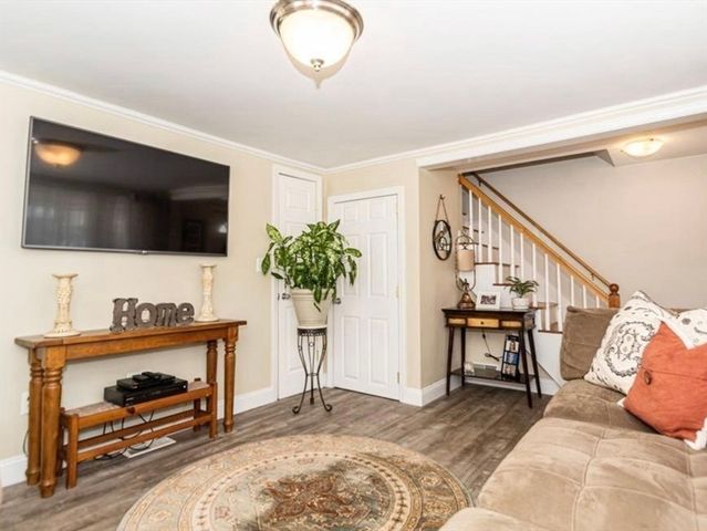 516 Lakeview Ave, Lowell, MA 01850
