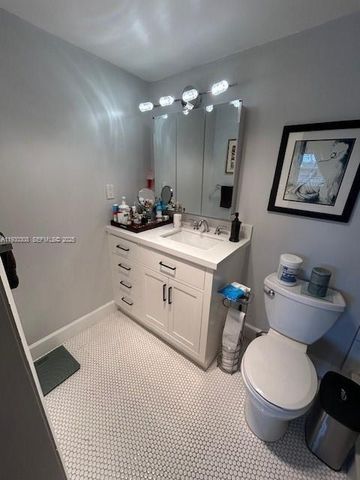 324 SE 10th St 207, Dania Beach, FL 33004