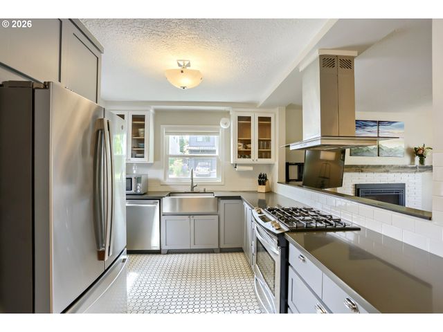 8340 Sw 14TH Ave, Portland, OR 97219