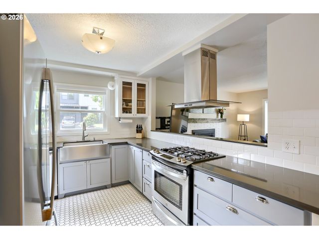 8340 Sw 14TH Ave, Portland, OR 97219
