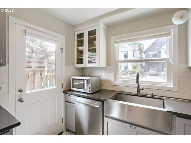 8340 Sw 14TH Ave, Portland, OR 97219