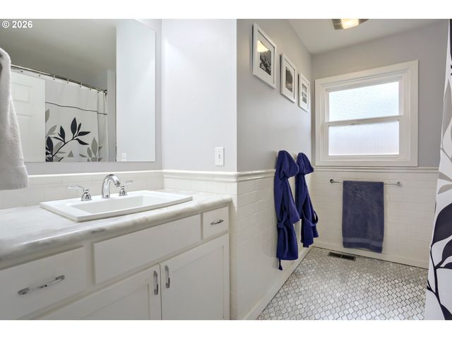8340 Sw 14TH Ave, Portland, OR 97219
