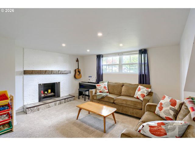 8340 Sw 14TH Ave, Portland, OR 97219