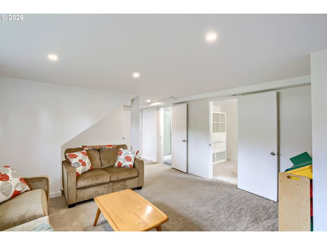 8340 Sw 14TH Ave, Portland, OR 97219