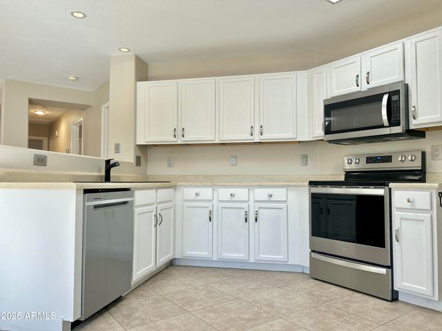 2280 E HAZELTINE Way, Chandler, AZ 85249