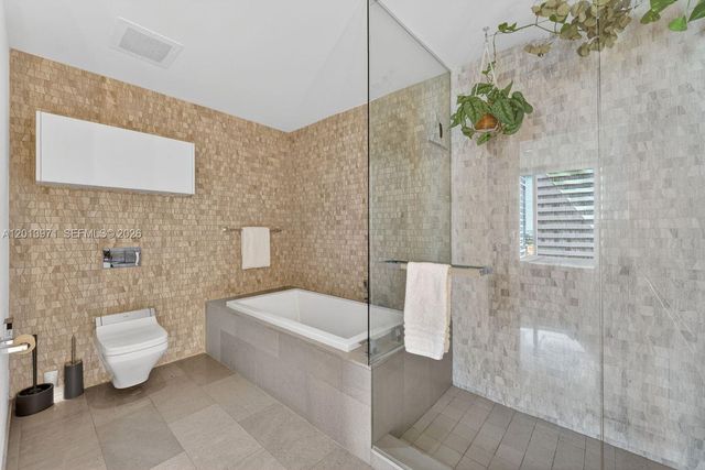 88 SW 7th St 1012, Miami, FL 33130