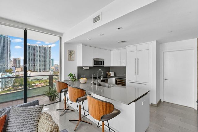 88 SW 7th St 1012, Miami, FL 33130