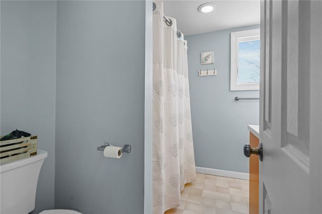 206 Reservoir Road, Middletown, RI 02842