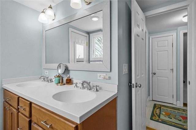 206 Reservoir Road, Middletown, RI 02842