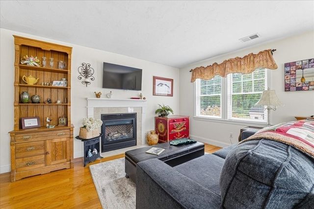 2 Clinton Ter, Kingston, MA 02364