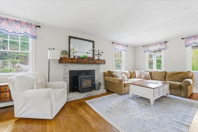 2 Clinton Ter, Kingston, MA 02364