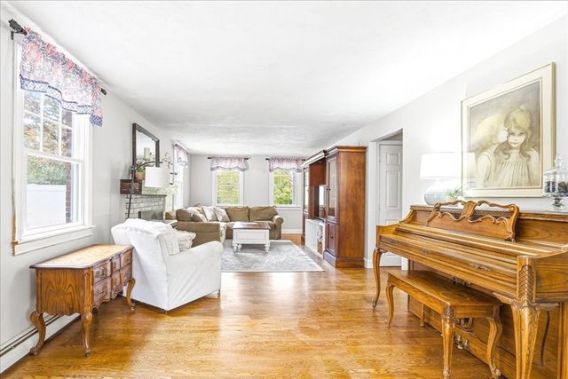 2 Clinton Ter, Kingston, MA 02364