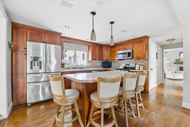 2 Clinton Ter, Kingston, MA 02364