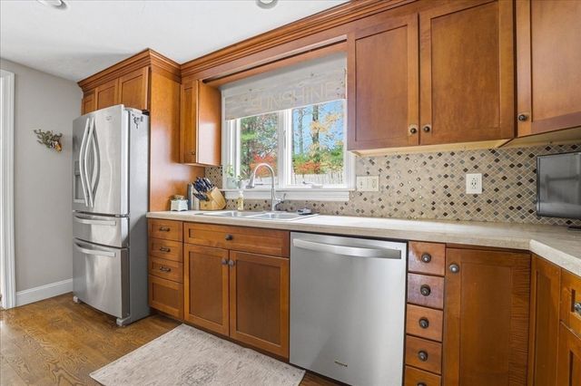 2 Clinton Ter, Kingston, MA 02364