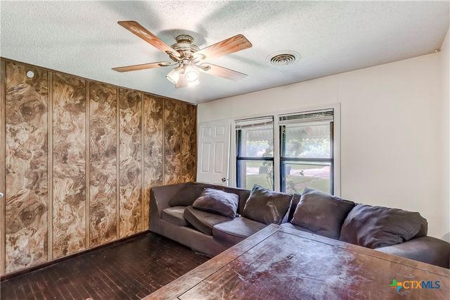 104 E Reagan Avenue, Copperas Cove, TX 76522