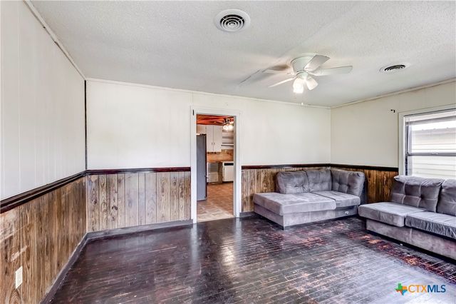 104 E Reagan Avenue, Copperas Cove, TX 76522