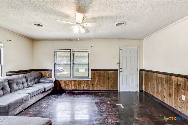104 E Reagan Avenue, Copperas Cove, TX 76522