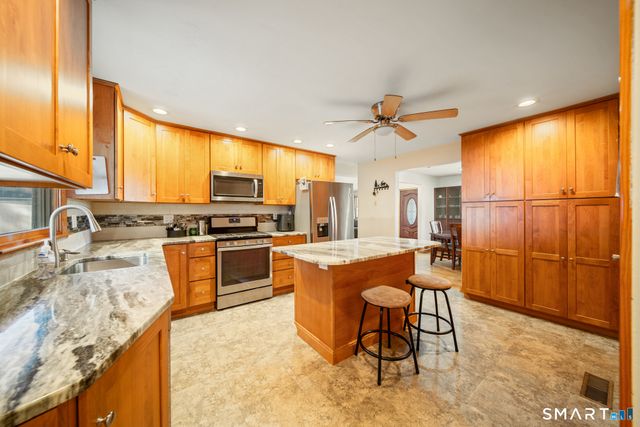 121 Bridgeview Place, Stratford, CT 06614