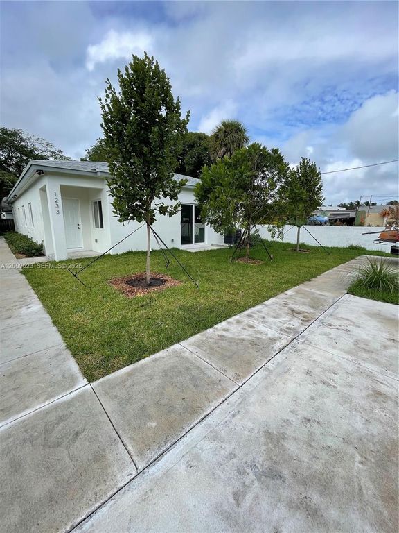 920 NW 81st St, Miami, FL 33150
