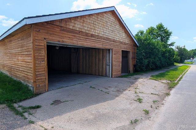 201 Lennox Place, Caspian, MI 49920