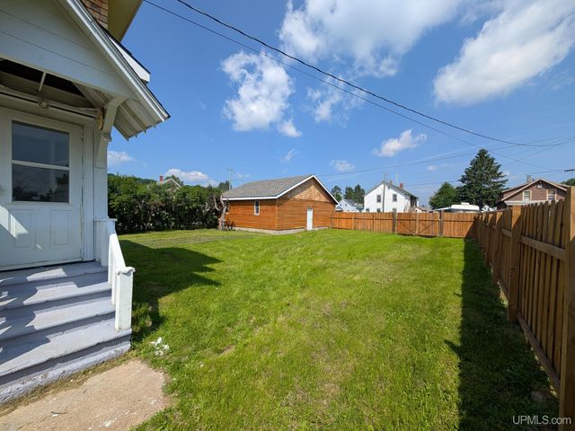 201 Lennox Place, Caspian, MI 49920