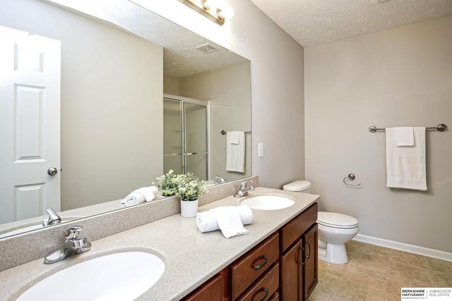 5520 N 151st Street, Omaha, NE 68116