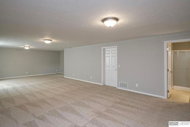 5520 N 151st Street, Omaha, NE 68116