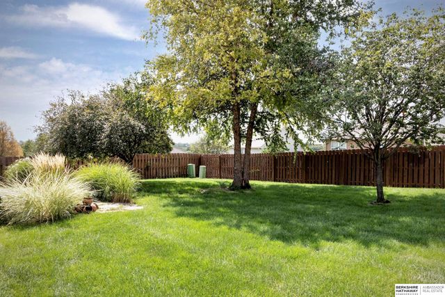 5520 N 151st Street, Omaha, NE 68116