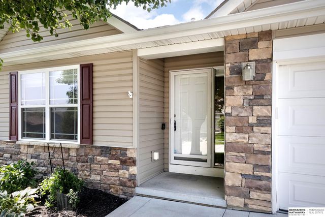 5520 N 151st Street, Omaha, NE 68116
