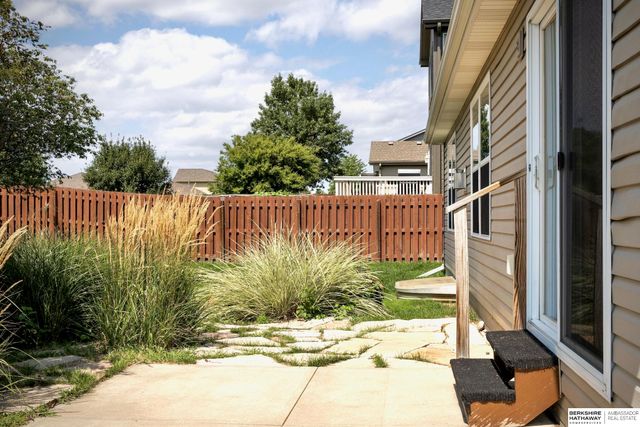 5520 N 151st Street, Omaha, NE 68116
