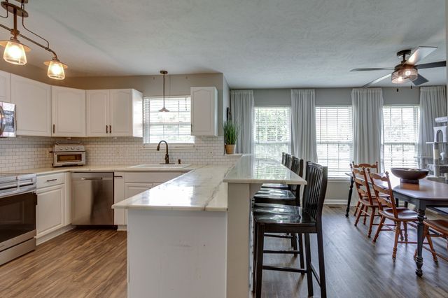 6003 Hill Cir, Bon Aqua, TN 37025