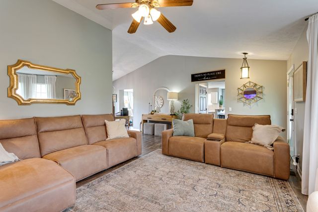 6003 Hill Cir, Bon Aqua, TN 37025