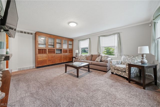 7445 Market Avenue N, North Canton, OH 44721