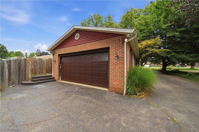 7445 Market Avenue N, North Canton, OH 44721