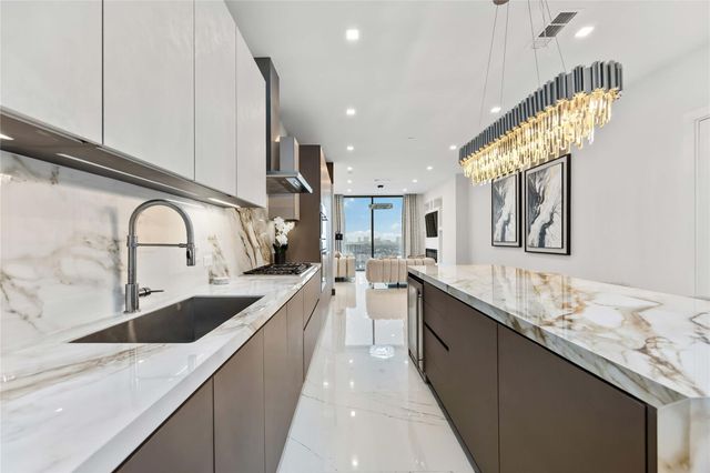 1711 Allen Pkwy 1907, Houston, TX 77019