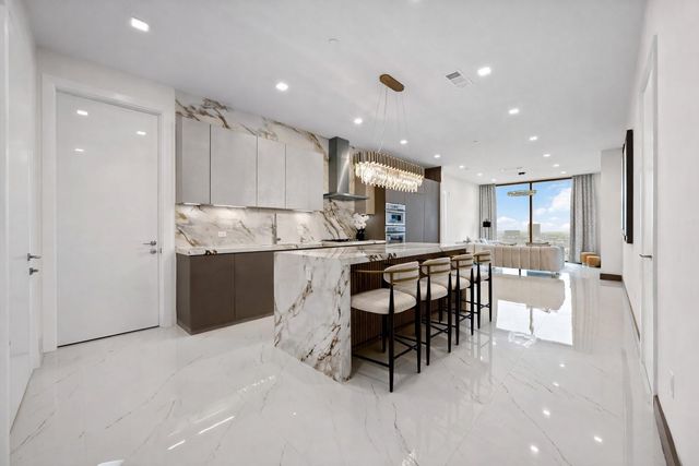 1711 Allen Pkwy 1907, Houston, TX 77019