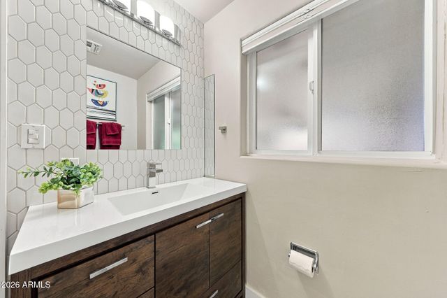 6725 E HOLLY Street, Scottsdale, AZ 85257