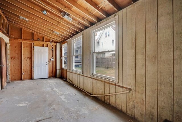 38 Whitman St, Chicopee, MA 01013