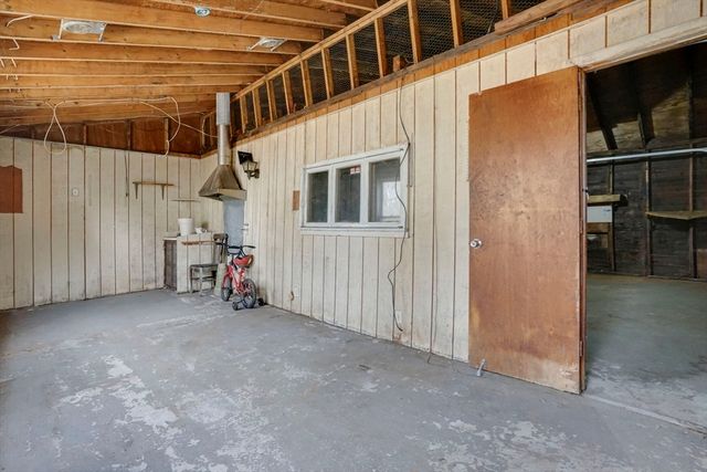 38 Whitman St, Chicopee, MA 01013