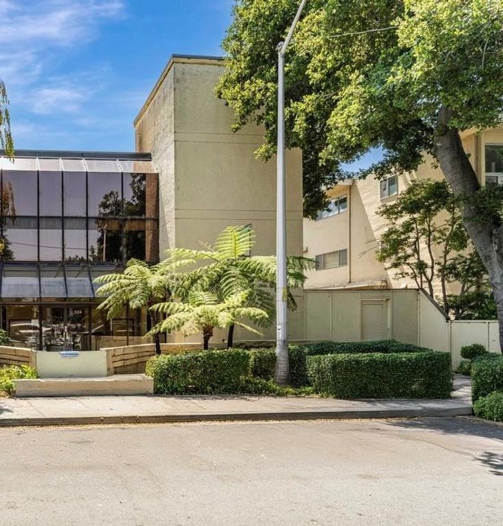 Image 10 of property listing at 324 Catalpa Street 111, San Mateo, CA 94401